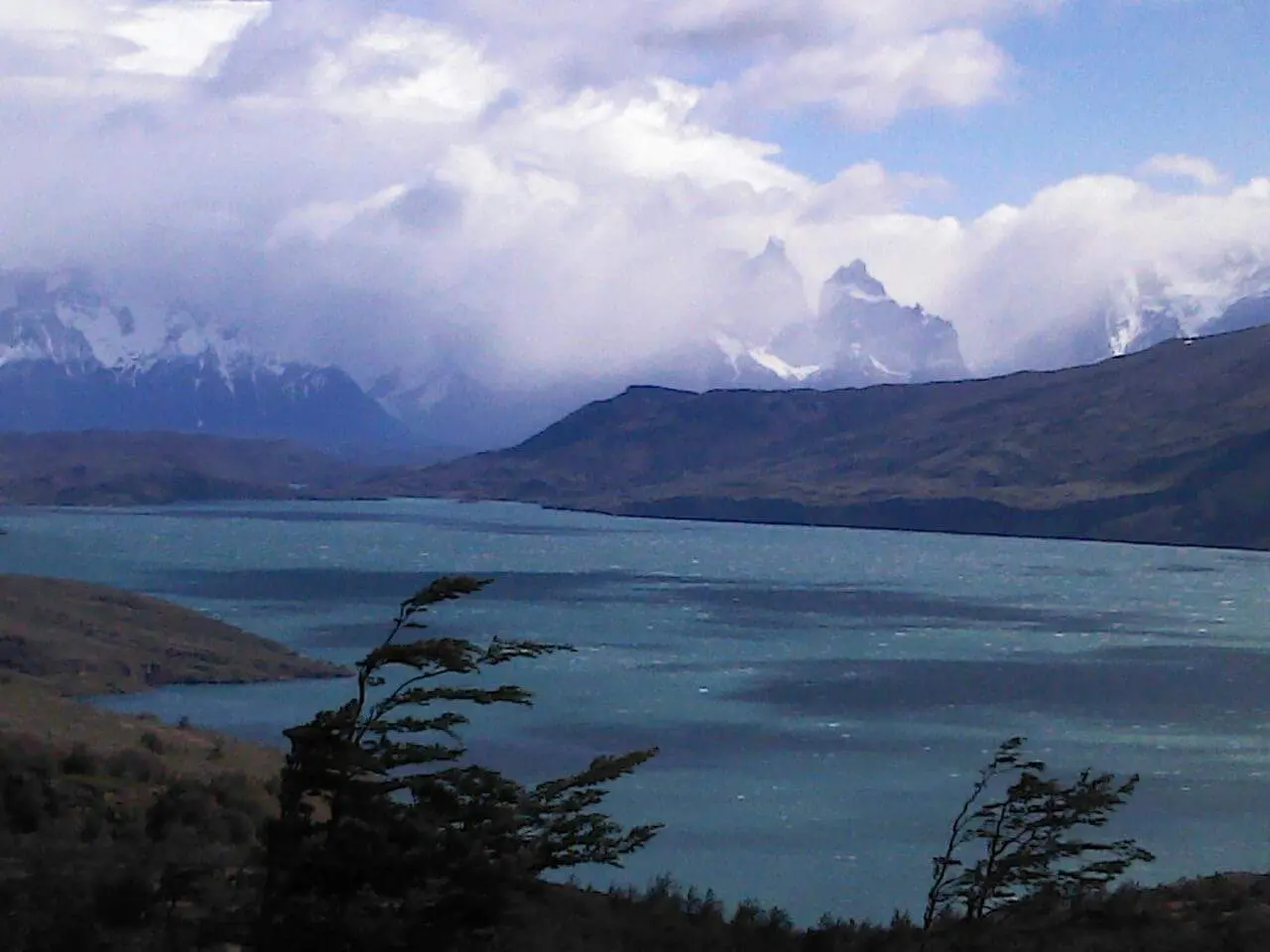 Lago y montañas de la Patagonia