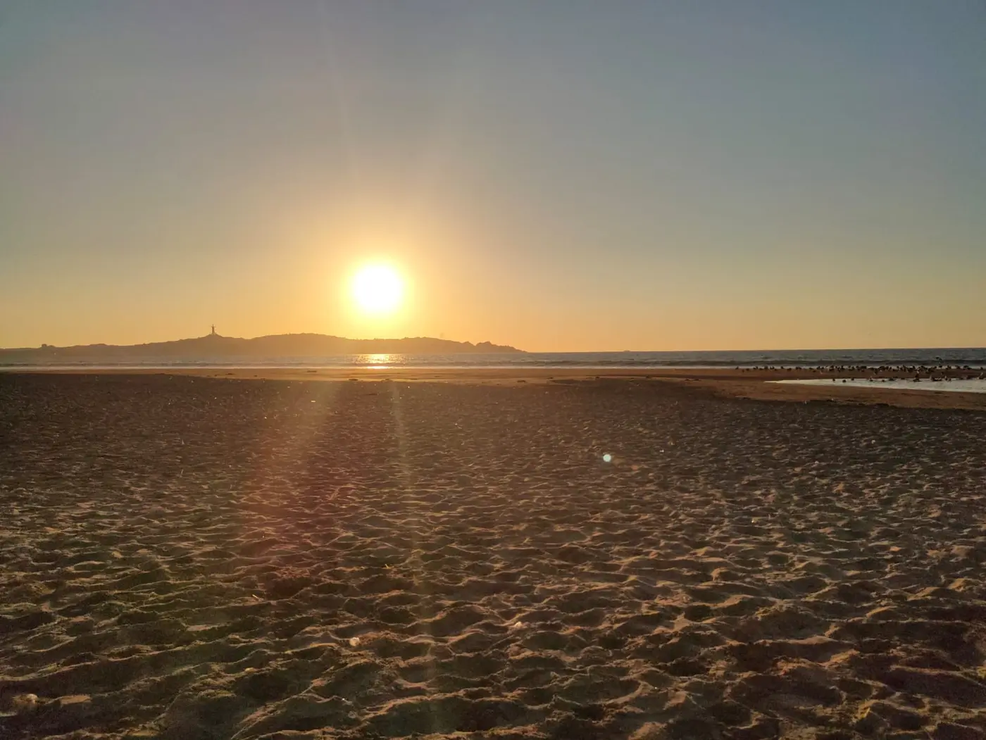 Atardecer dorado en la playa